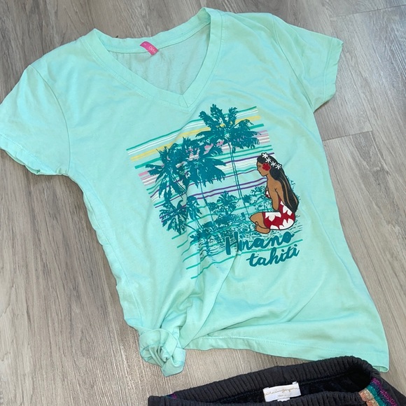 Tahiti vacay v-neck tee - Picture 3 of 4